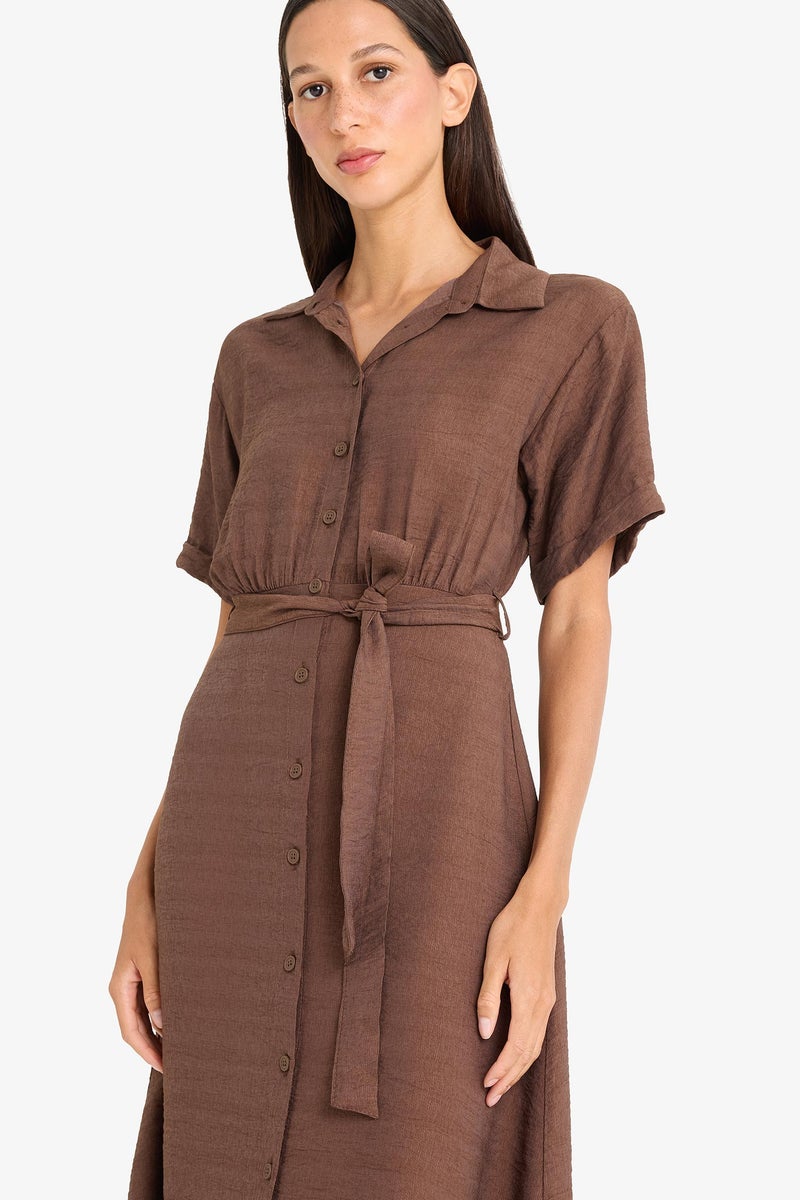 ديفاكتو فستان ميدي صيفي نص كم بياقة قميص وحزام - Image 5